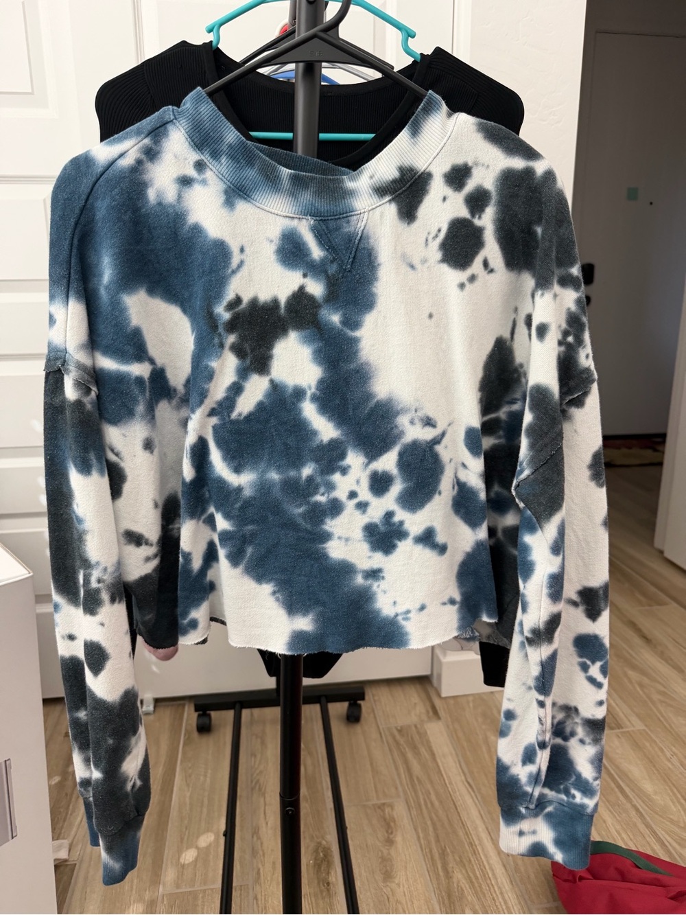 Colsie Cropped Tie Dye Sweatshirt